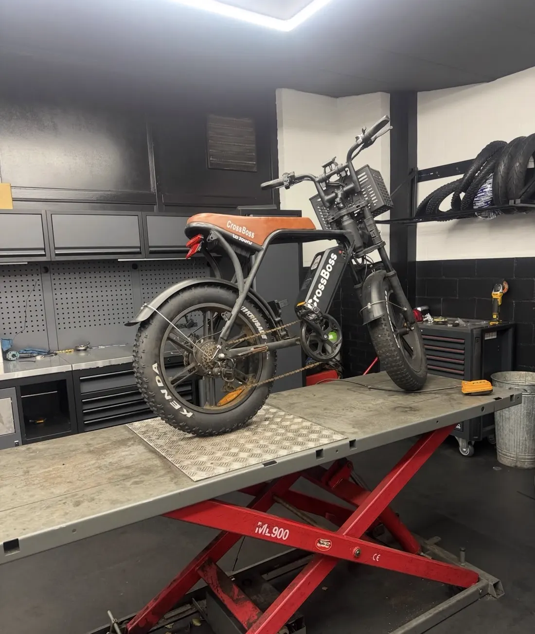 Fatbike op de hefbrug in de werkplaats van Scootershop Laak in Den Haag