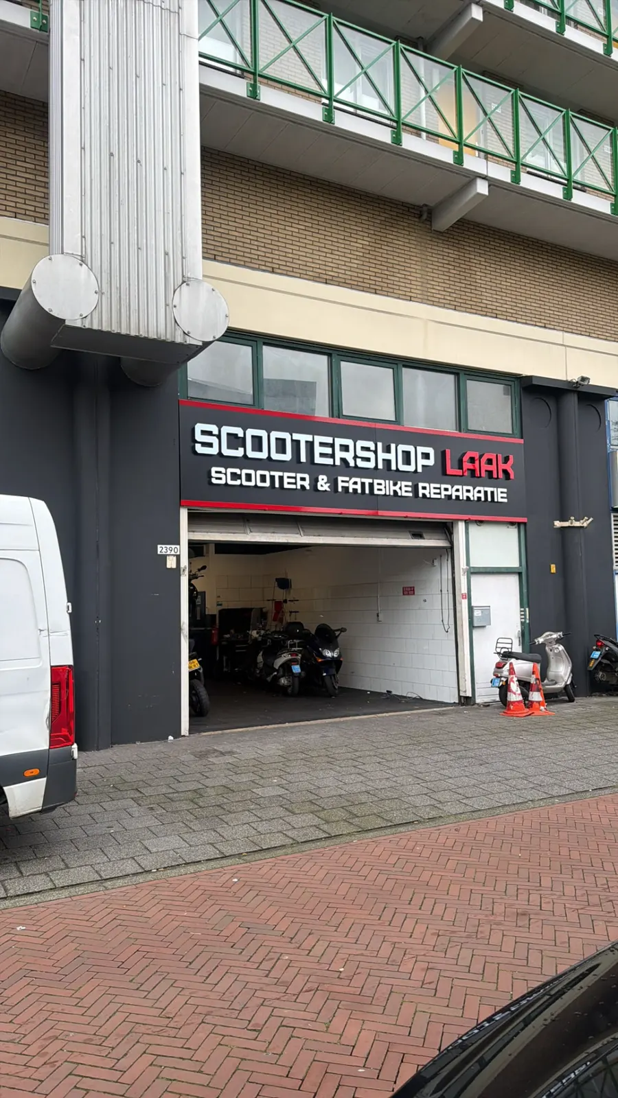 Gevel van Scootershop Laak aan de Neherkade 2390 in Den Haag